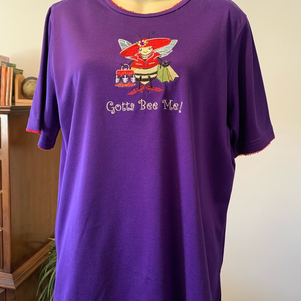 Purple Red Hatter’s Short Sleeve T-shirt. “Gotta Bee Me!”  Like New